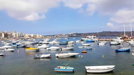 Ein-Blick-Auf-Den-Hafen-Von-Malta-Mit-Den-Stillstehenden-Booten-An-Einem-Sonnigen-Tag
