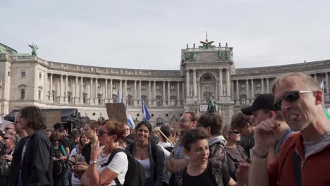 Multitudes-Reunidas-Durante-Las-Protestas-En-Viena,-Con-El-Telón-De-Fondo-De-La-Biblioteca-Nacional