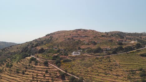 Rechtsdrehende-Antenne-über-Einer-Wunderschönen,-Typisch-Mediterranen-Landschaft-Mit-Straßen,-Olivenbäumen-Und-Häusern