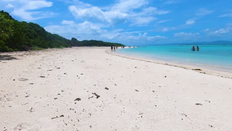 Zeitraffer-Von-Touristen,-Die-Den-Tropischen-Kondoi-Strand-Auf-Der-Insel-Taketomi,-Okinawa,-Japan,-Genießen