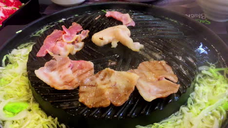 Japanische-Küche-Jingisukan-Ist-Ein-Stil-Der-Japanischen-Küche,-Der-Kuppelförmige-Metallpfannen-Verwendet,-Um-Grillgerichte-Zuzubereiten,-Bei-Denen-Speisen-Auf-Spießen-Langsam-über-Einer-Heißen-Platte-Gegrillt-Werden