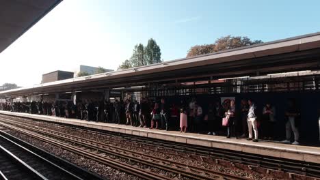 Pendler-Warten-Am-Bahnhof-Harrow-on-the-Hill-Während-Zugverspätungen-Auf-Der-Metropolitan-Line