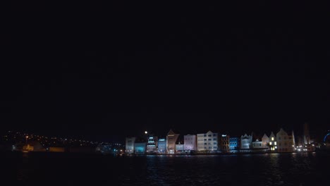 Ein-Zeitraffer-Des-Mondaufgangs-über-Dem-Punda-Viertel-Willemstad-Auf-Der-Niederländischen-Karibikinsel-Curaçao