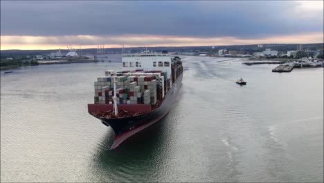 Containerschiff-Enthüllt-Schuss,-Als-Es-Den-Hafen-Verlässt