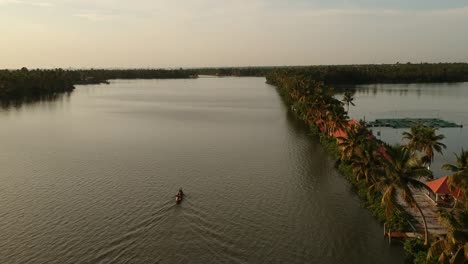 Remansos-De-Kerala,-Lago-Vemba-Nadu-Hermosa-Puesta-De-Sol