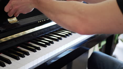 Ein-Musiker-öffnet-Die-Tastatur-Eines-Klavierinstruments,-Um-Bei-Einem-Konzert-Noten-Zu-Spielen