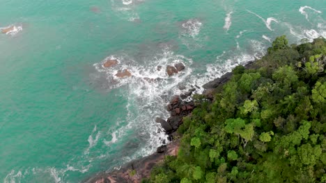Wunderschöne-Drohnenaufnahmen-Von-Türkisblauen-Wasserfelsen-In-Brasilien