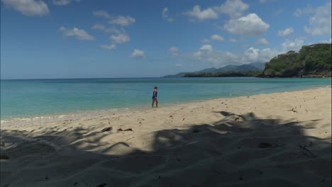 Eine-Zeitrafferaufnahme-Eines-Entspannenden-Strandes-In-St.-George,-Grenada