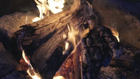 Kamin-Mit-Einem-Großen-Holzstück,-Brennende-Flammen