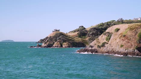 Zeitlupe---Bewegende-Aufnahme-Der-Wunderschönen-Küste-Der-Insel-Waiheke-Mit-Türkisfarbenem-Wasser-In-Neuseeland