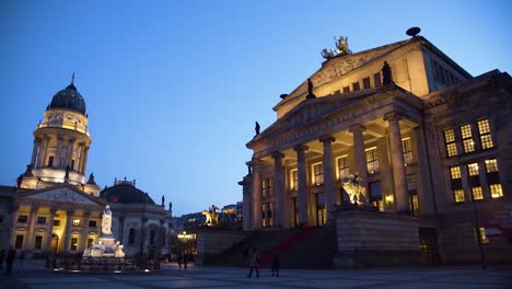 Außenweite-Aufnahme-Des-Konzerthauses-Konzert-In-Berlin,-Deutschland-Bei-Nacht