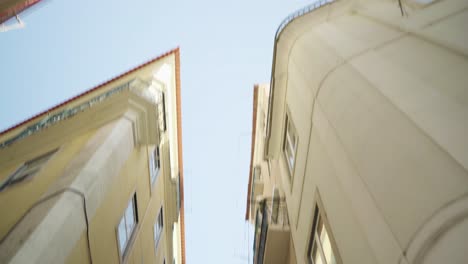 Alte-Straße-Von-Lissabon-Mit-Balkon,-Alter-Straßenlaterne-Und-Graffitiwänden-Bei-Sonnenschein