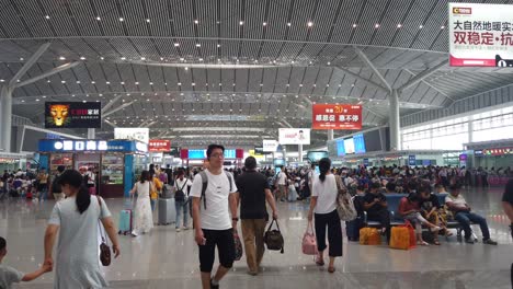 Xian,-China---Julio-De-2019:-Multitudes-De-Chinos-Dentro-De-La-Moderna-Estación-De-Tren-De-Alta-Velocidad-De-Xian