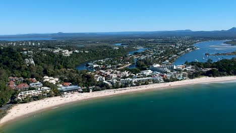 Wide-aerial-establishing-shot-of-Noosa-main-Beach,-Noosa-Heads,-Queensland,-Australia
