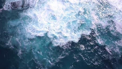 Starke-Blaue-Wellen-Im-Ozean,-Die-Am-Ufer-Krachen