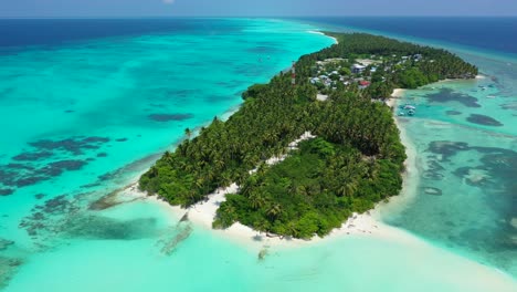 Paradiesische-Tropische-Insel-Mitten-Im-Indischen-Ozean,-Umgeben-Von-Einer-Wunderschönen-Türkisfarbenen-Lagune-Mit-Abstrakten-Mustern-Aus-Korallenriffen-Und-Weißem-Sand