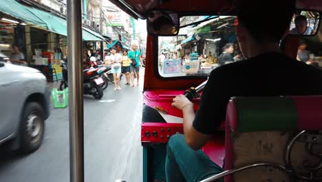 Fahrt-Mit-Dem-Tuktuk-Durch-Die-Straßen-Von-Bangkok-Und-Zu-Den-Lokalen-Sehenswürdigkeiten