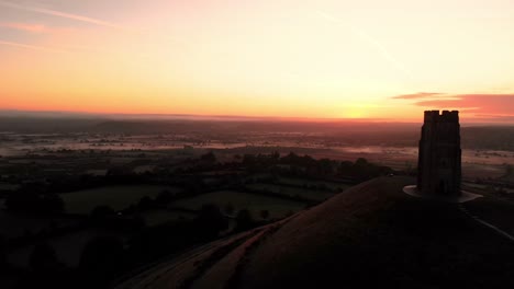 Schwenkantenne-Des-Nebligen-Sonnenaufgangs-über-Dem-Glastonbury-Tor-Und-Den-Somerset-Levels