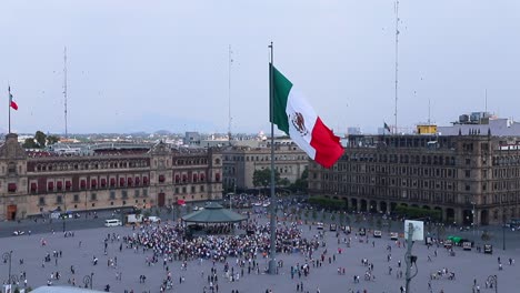 Mexiko-Stadtflagge-In-Der-Innenstadt-Von-Zocalo