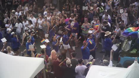 Menschen,-Die-Auf-Der-Straße-Bei-Der-River-City-Pride-Parade-In-Jacksonville,-Florida,-Marschieren