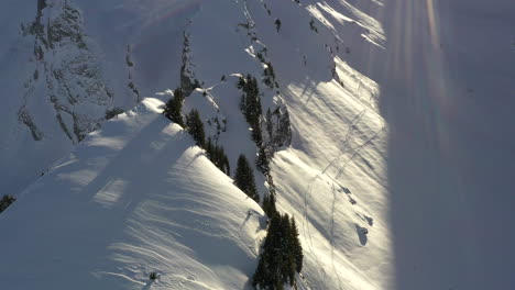 Vista-Aérea,-Volando-Sobre-Una-Cordillera-Cubierta-De-Nieve-En-Los-Alpes-Franceses-En-Invierno-Con-Luz-Matutina