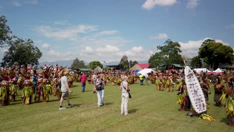 Many-tribal-groups-and-tourists-mingle,-Goroka-Show-cultural-festival