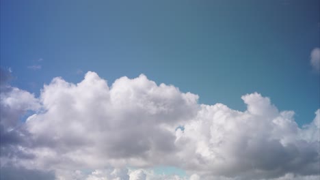 Puffy-clouds-move-across-summer-sky-no-horizon,-time-lapse