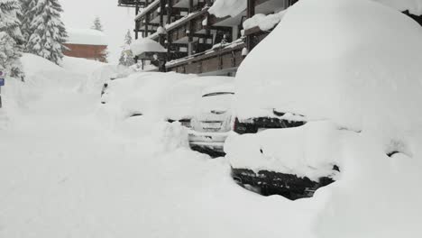 Autos-Nach-Starkem-Schneefall-Im-Winter-Mit-Schnee-Bedeckt