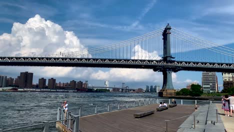 Schöne-Landschaftsansicht-Der-Manhattan-brücke-Mit-Kleinem-Boot-Im-Ostfluss