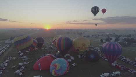 Luftaufnahme-Eines-Sonnenaufgangs-Heißluftballons,-Die-An-Einem-Klaren-Sommermorgen-Bei-Einem-Ballonfestival-Abheben