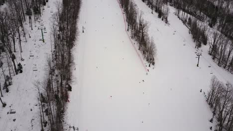 Imágenes-Aéreas-Tomadas-De-Un-Dron-De-Gente-Esquiando-En-La-Montaña-Burke-En-El-Norte-De-Vermont