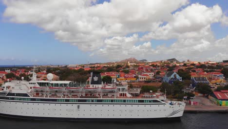 Freewinds-Scientologenschiff-Legte-Im-Niederländischen-Karibikhafen-In-Willemstad,-Curaçao-An