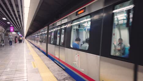 Die-U-Bahn-Von-Marmaray-Fährt-Durch-Einen-Tunnel-Mit-Menschen-Im-Inneren-Auf-Die-Europäische-Seite-In-Istanbul,-Türkei