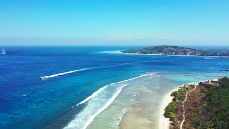 Hermoso-Paisaje-De-La-Isla-De-Fiji-Compuesto-De-árboles-Verdes-Y-Arena-Blanca-Que-Está-Rodeada-Por-Un-Mar-Azul-Claro-En-Un-Día-Soleado---Toma-Aérea