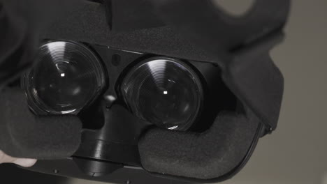 Aufsetzen-Eines-Virtual-Reality-VR-AR-Headsets