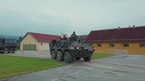 Los-Niños-Viajan-En-Un-Vehículo-De-Combate-Moderno,-Un-Vehículo-Blindado-De-Transporte-De-Personal-Pandur-En-Exhibición-Por-Las-Fuerzas-Armadas-Eslovenas