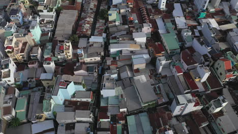 Morgendlicher-Drohnenflug-über-Moderne-Wohnungen-Mit-Hoher-Dichte-Im-Wachsenden-Mittelschichtviertel-Von-Ho-Chi-Minh-Stadt-In-Vietnam