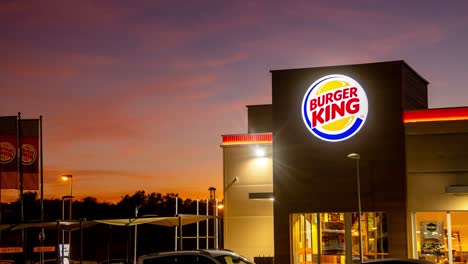 time-lapse-day-to-night-of-Burgerking-fast-food-restaurant,-burger-restaurant-burger-king