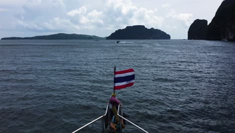Die-Thailändische-Flagge-Weht-Im-Wind-Am-Vorderen-Bug-Des-Bootes-In-Der-Nähe-Der-Koh-Phi-Phi-Inseln