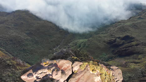 Ein-Riesiger-Felsbrocken-Am-Fensterblick,-Einer-Der-Spektakulärsten-Aussichtspunkte-Auf-Dem-Berg-Roraima-In-Venezuela-–-Drohne-Aus-Der-Luft