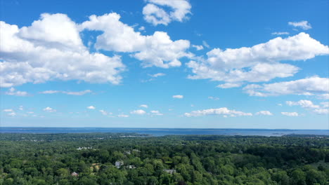 Zeitraffer-Der-Wolken-Am-Frühen-Nachmittag-In-Greenwich,-Connecticut-Mit-Dem-Long-Island-Sound-Im-Hintergrund
