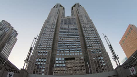 Toma-A-Nivel-Del-Suelo-Mirando-Hacia-El-Edificio-Del-Gobierno-Metropolitano-De-Tokio