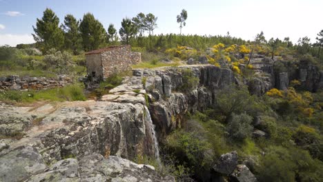 Wasserfallkaskade-In-Vila-De-Rei,-Portugal