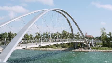 Calgarier-Genießen-Die-Schöne-Fußgänger-Hängebrücke-Im-East-Village