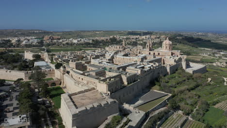 Luftdrohnenaufnahme-Der-Befestigten-Mittelalterlichen-Stadt-Mdina,-Malta