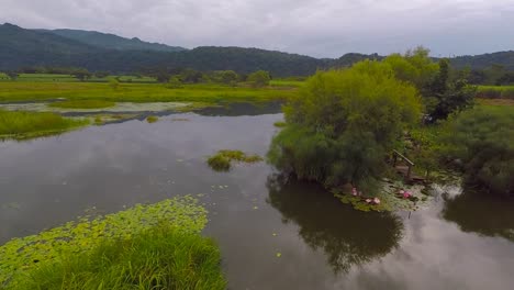 Luftbild-Von-Der-Drohne-Der-El-Future-Lagune-Am-Bewölkten-Nachmittag,-Ländliche-Gegend-Von-Cordoba,-Veracruz,-Mexiko