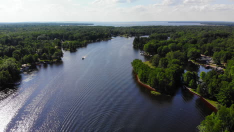 Aerial-shot-of-boating-and-recreation-on-a-small-lake-in-northern-Michigan,-USA-during-summer