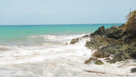 Meerwasser-Kracht-Gegen-Die-Felsen-Am-Strand-Von-Tobago