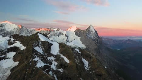 Toma-De-Drones-De-Picos-Montañosos-Cubiertos-De-Nieve-En-Los-Alpes-De-Suiza-Cerca-De-La-Cabaña-Gleckstein