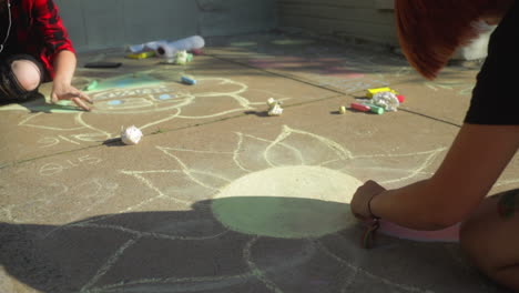 Junge-Mädchen-Mischen-Während-Des-Kunstfestivals-Kreidekunst-Auf-Dem-Bürgersteig-Mit-Ihren-Fingern,-Zeitlupe